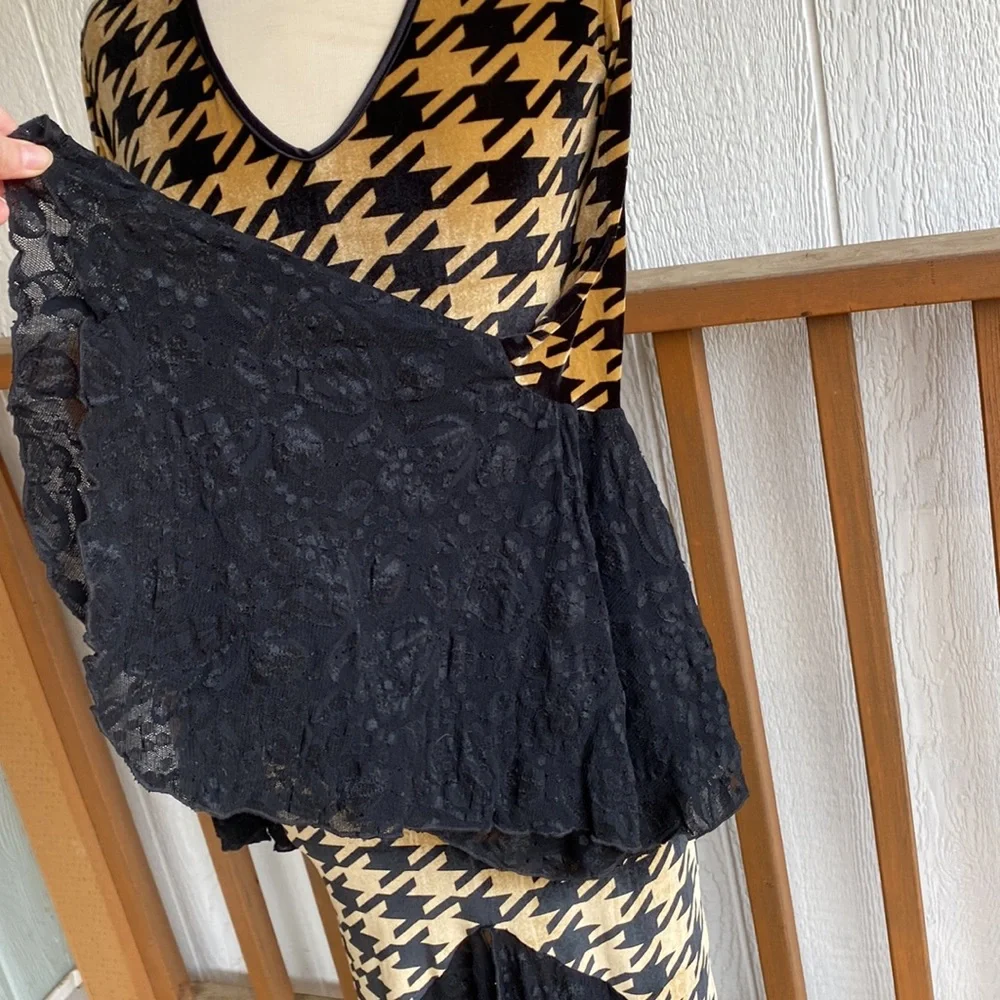Velvety Black & Tan houndstooth vintage dress with lace details and open back - Picture 3 of 9